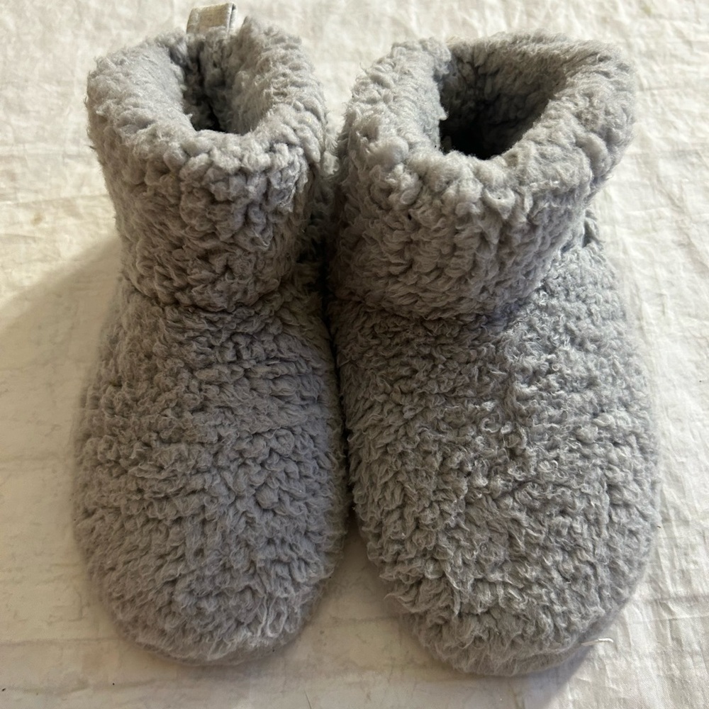 DEARFOAMS GREY TEDDY BOOTIE SLIPPERS/HOUSE SHOES WOMEN’S SIZE LARGE (9-10)